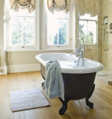 Classic claw foot bath restored by Ultraglaze
